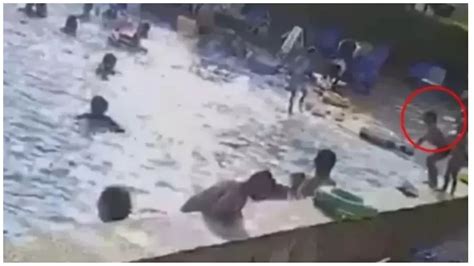 Criança de 7 anos morre afogada em piscina lotada e ninguém .